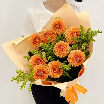 ЛЭТУАЛЬ FLOWERS Букет из георгин и солидаго