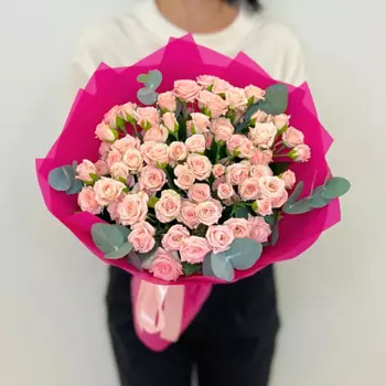 ЛЭТУАЛЬ FLOWERS Букет из кремовых кустовых роз и эвкалипта 15 шт