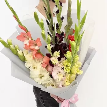 ЛЭТУАЛЬ FLOWERS Букет из разноцветных гладиолусов 7 шт.