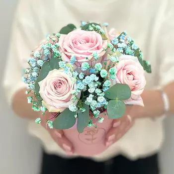 ЛЭТУАЛЬ FLOWERS Букет из роз, гипсофилы и Эвкалипта в коробке Камилла