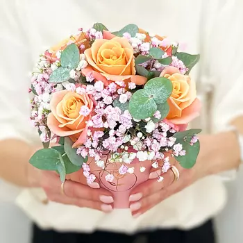 ЛЭТУАЛЬ FLOWERS Букет из роз, гипсофилы и Эвкалипта Авиньон