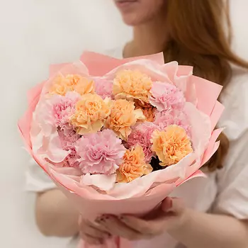 ЛЭТУАЛЬ FLOWERS Букет из розовых и персиковых гвоздик "персиковый дессерт"