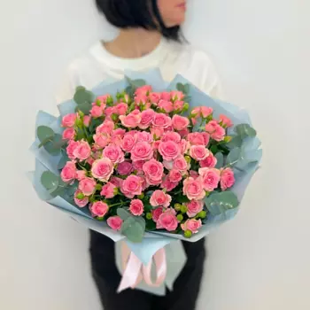 ЛЭТУАЛЬ FLOWERS Букет из розовых кустовых роз с эвкалиптом 15 шт.