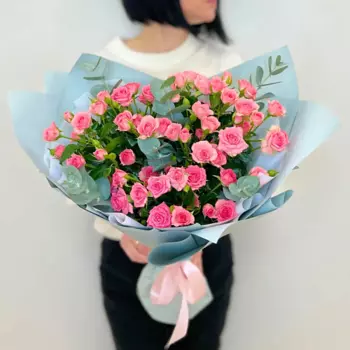 ЛЭТУАЛЬ FLOWERS Букет из розовых кустовых роз и эвкалиптом 9 шт