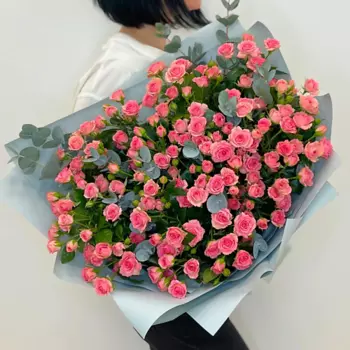 ЛЭТУАЛЬ FLOWERS Букет из розовых кустовых роз и эвкалипта 25 шт
