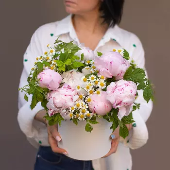 ЛЭТУАЛЬ FLOWERS Букет пионов с ромашками в коробке "Эмили"