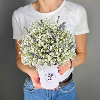 ЛЭТУАЛЬ FLOWERS Композиция из гипсофилы и лаванды в коробке