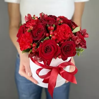 ЛЭТУАЛЬ FLOWERS Композиция из роз и гвоздик в коробке Тайное признание