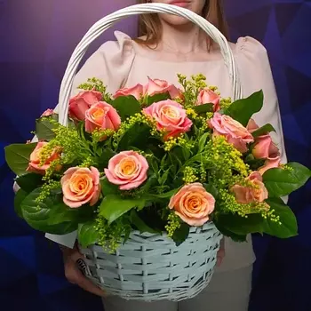 ЛЭТУАЛЬ FLOWERS Корзина-букет с цветами из персиковых роз и содидаго Коралловые сны 25 шт