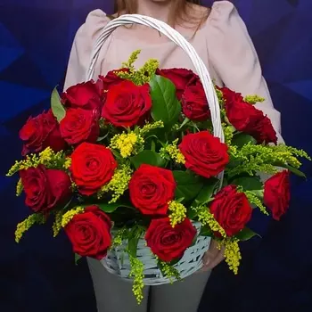 ЛЭТУАЛЬ FLOWERS Корзина с цветами / Букет из 25 красных роз и содидаго в корзине Алый каприз