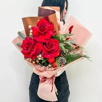 ЛЭТУАЛЬ FLOWERS Новогодний букет из роз, хвои, шишек и декора Фонтан