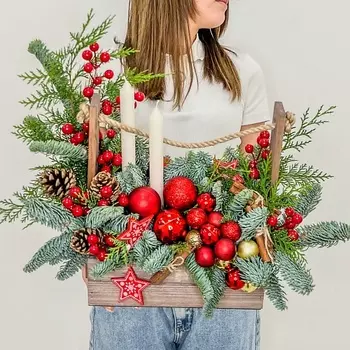 ЛЭТУАЛЬ FLOWERS Новогодняя композиция из хвои, игрушек со свечами в деревянном ящике Новогоднее чудо