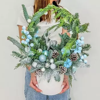 ЛЭТУАЛЬ FLOWERS Новогодняя композиция из хвои с шариками, шишками и игрушками Исполнение желаний
