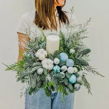 ЛЭТУАЛЬ FLOWERS Новогодняя композиция из нобилиса и туи со свечой и декором Снежный блик