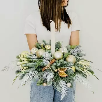ЛЭТУАЛЬ FLOWERS Новогодняя композиция из нобилиса со свечой и декором Блеск свечи