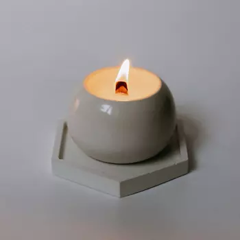 МАНУФАКТУРА БАЛИЧЕВЫХ Свеча ароматическая из гипса на подносе "Лепестки роз"