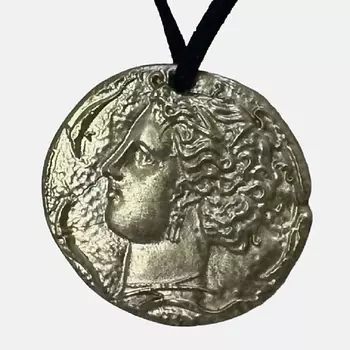 MAOMI Кулон на шнурке из замши "Аретуза"