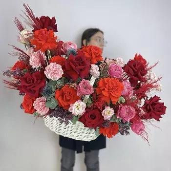 MARIMAY «Алый нюанс» - корзина с французским и розами и эустомой