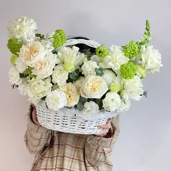 MARIMAY Белый сад — утончённая корзина с кремовыми розами и эустомой