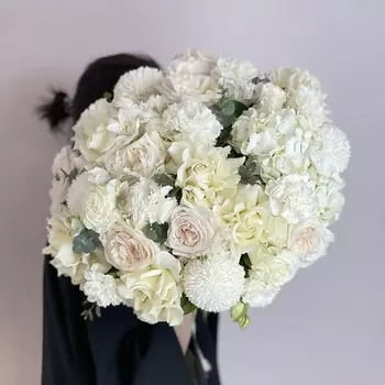 MARIMAY «Белый шоколад» — нежный букет в белых и кремовых оттенках с розами и гортензиями