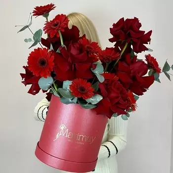 MARIMAY Букет в шляпной коробке «Алый соблазн»