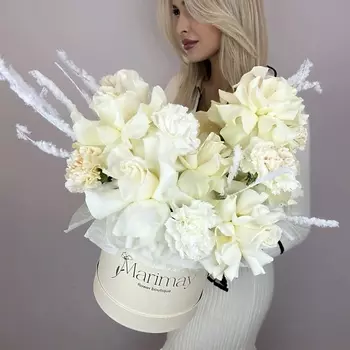 MARIMAY Букет в шляпной коробке «Молочный шелк»