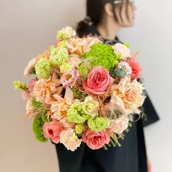 MARIMAY Цветочный спелый — сборный букет с персиковыми и розовыми оттенками