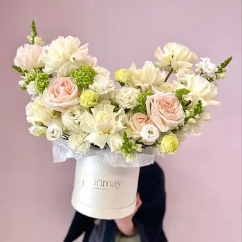 MARIMAY «Флер Бланш» — букет с французскими и пионовидными розами и вибурнумом в шляпной коробке