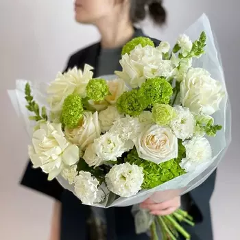 MARIMAY «Лёгкое дыхание» — воздушный букет с французскими и пионовидными розами и вибурнумом