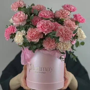 MARIMAY Пудровое спокойствие — диантусы и эвкалипт в коробке