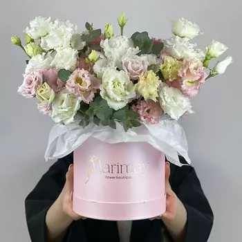 MARIMAY «Легкость чувств» — монобукет из белой и розовой эустомы с эвкалиптом в шляпной коробке