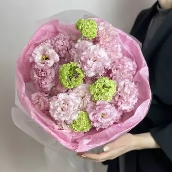 MARIMAY «Нежность с изюминкой» - нежный букет с розовой эустомой и зелёным вибурнумом