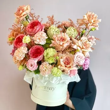 MARIMAY Персиковый сад — стильный букет в шляпной коробке