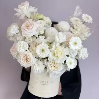 MARIMAY «Сливочная вуаль» — букет в шляпной коробке с белыми розами и эустомой