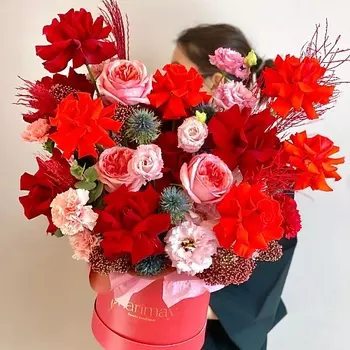 MARIMAY Вспышка чувств — премиальный букет с розами и эустомой в коробке