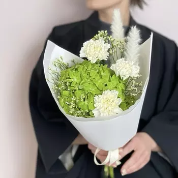 MARIMAY «Зелёный штрих» — мини-букет с гортензией и белыми диантусами