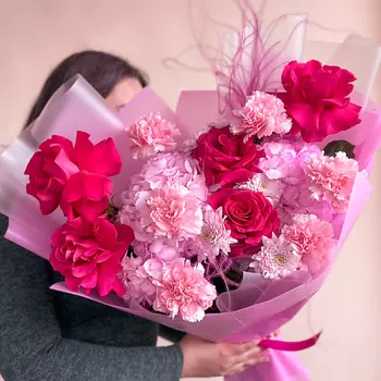 MOJNO FLOWERS Розово-малиновый букет М с французскими розами, гортензией, хризантемой