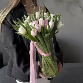 МY MOMENT 25 розовых и белых тюльпанов в вазе