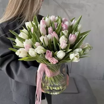 МY MOMENT 51 розовый и белый тюльпан в вазе