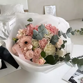 МY MOMENT Букет из роз, диантусов, гермини и эвкалипта в белой упаковке