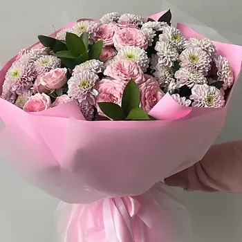 НЕЖНОСТЬ Авторский букет из кустовых роз Динара и хризантемы Летсго Пинк