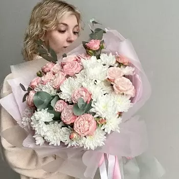 НЕЖНОСТЬ Авторский букет из роз Мадам Бомбастик и кустовых хризантем