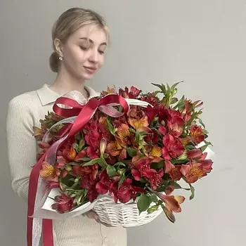 НЕЖНОСТЬ Корзина с альстромериями