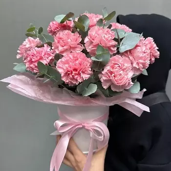 PARTY DAY Розовый диантус (гвоздика) с эвкалиптом в шляпной коробке