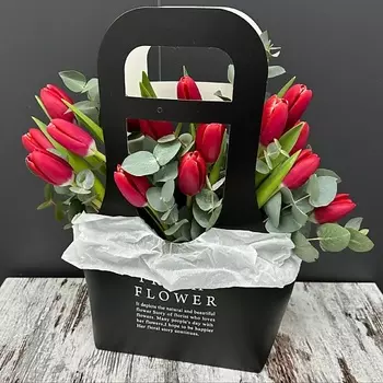 ПИОН ЦВЕТОЧНАЯ СТУДИЯ Композиция из красных тюльпанов