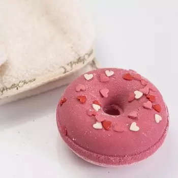 PRETTY CHOICE Бомбочка для принятия ванн Barbie donut с бело-красными сердечками