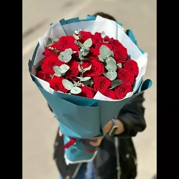 ПЯТЬ ЦВЕТОВ 19 красных роз с эвкалиптом, Эквадор 50 см