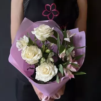 ПЯТЬ ЦВЕТОВ Букет 3 белые розы, 4 альстромерии микс