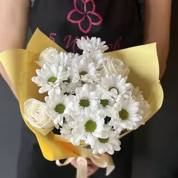 ПЯТЬ ЦВЕТОВ Букет 3 белых розы и 3 хризантемы