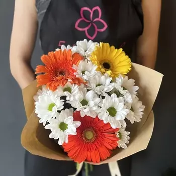 ПЯТЬ ЦВЕТОВ Букет 3 хризантемы и 3 герберы микс